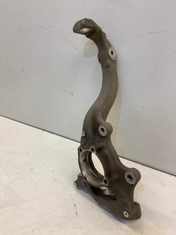 Кулак поворотный передний левый