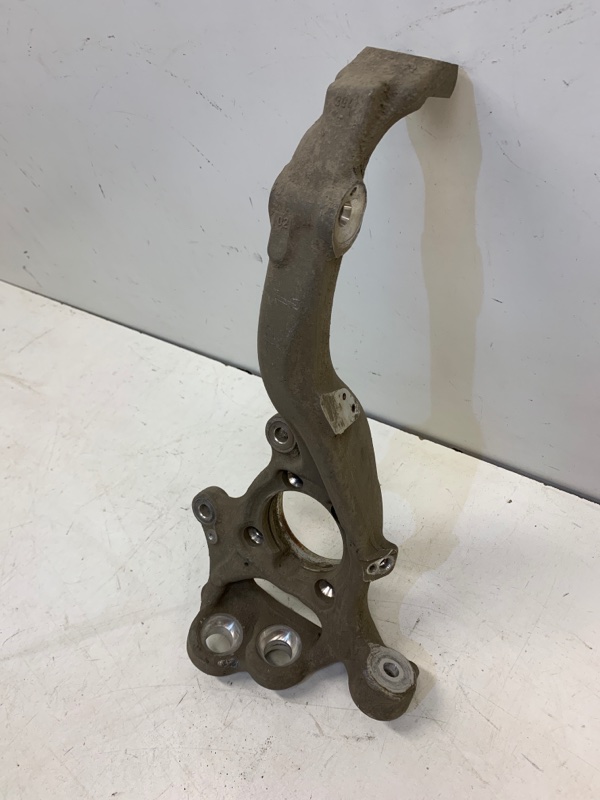 Кулак поворотный передний левый