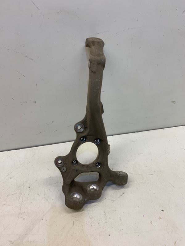 Кулак поворотный передний левый