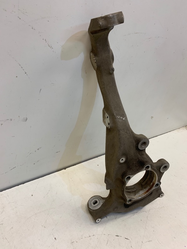 Кулак поворотный передний левый