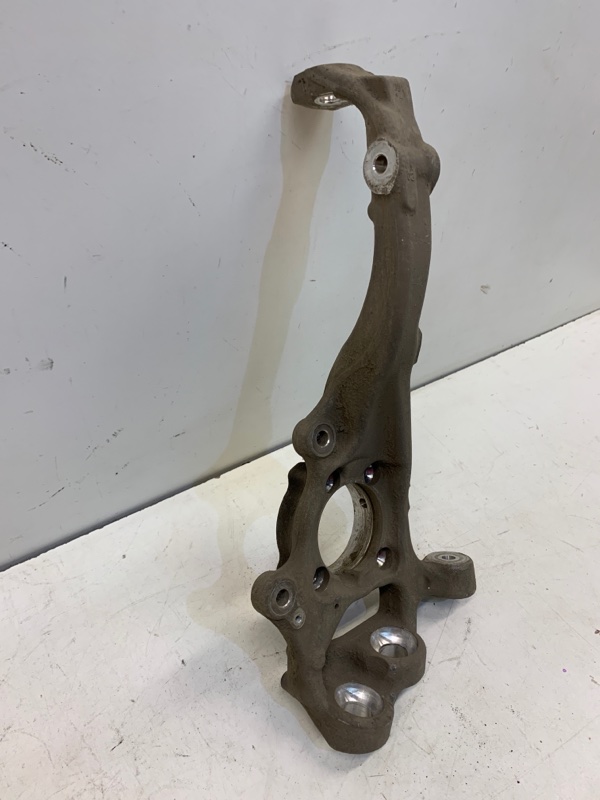 Кулак поворотный передний левый