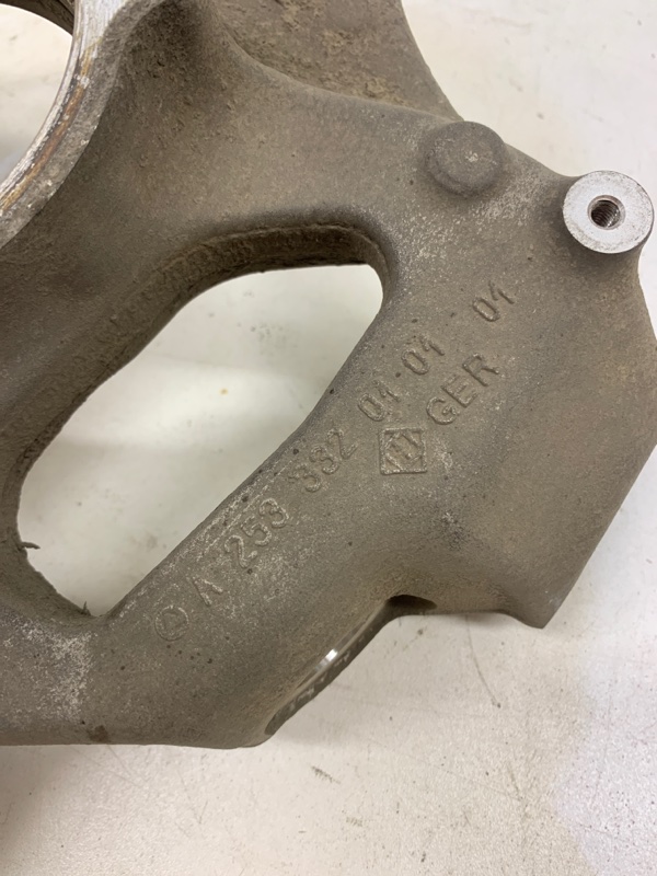 Кулак поворотный передний левый