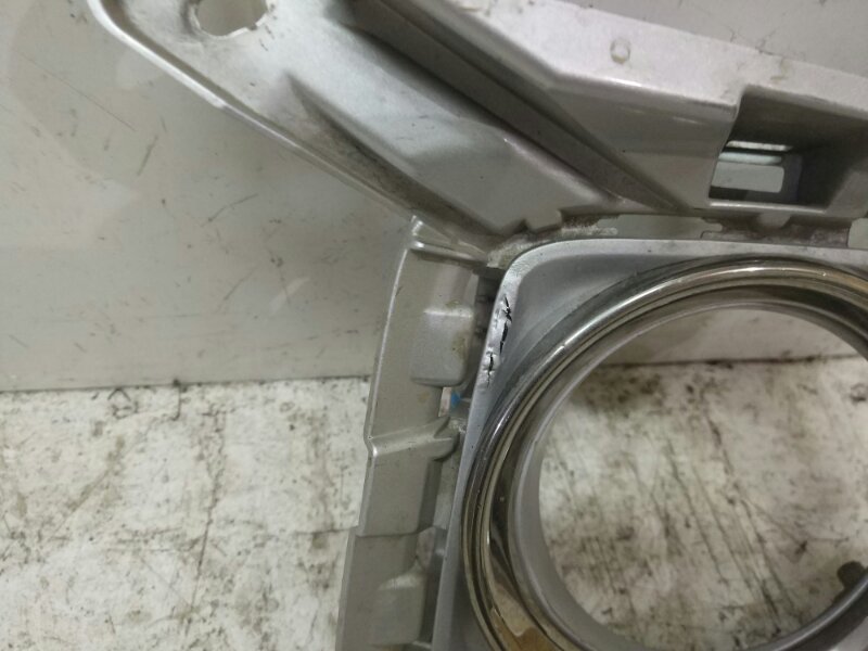 Рамка противотуманной фары левой