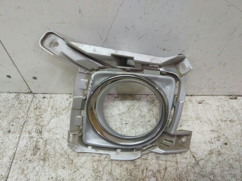 Рамка противотуманной фары левой