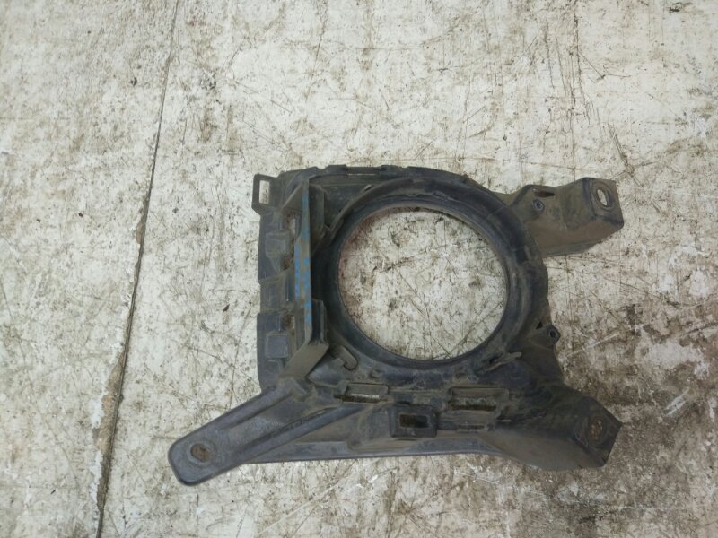 Рамка противотуманной фары левой