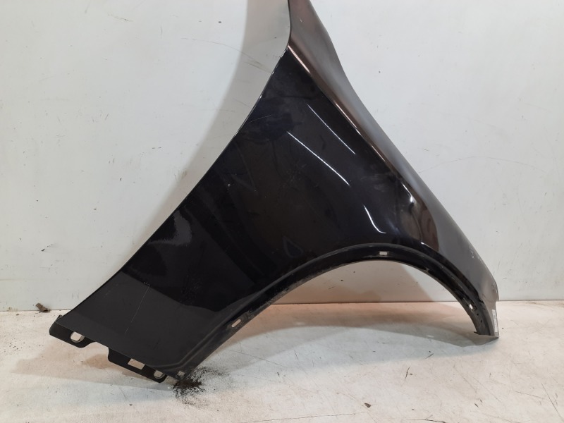 Крыло переднее правое