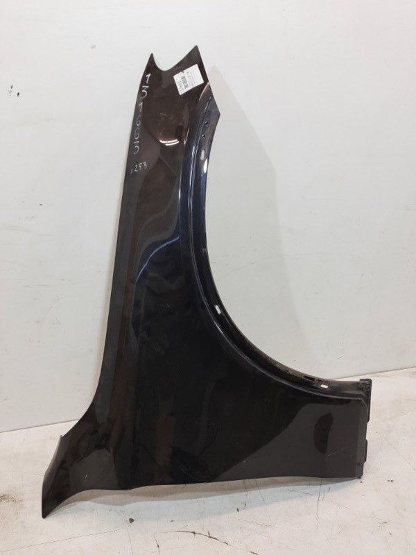 Крыло переднее правое