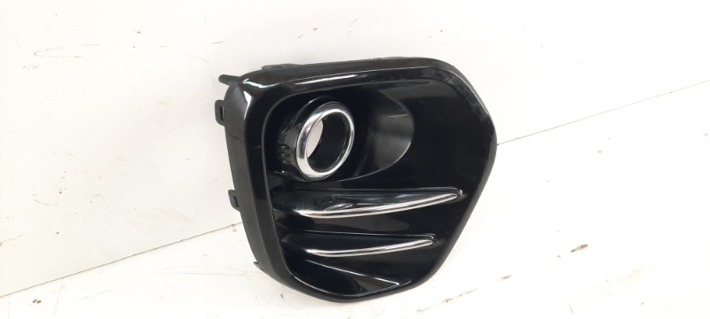 Рамка противотуманной фары правой