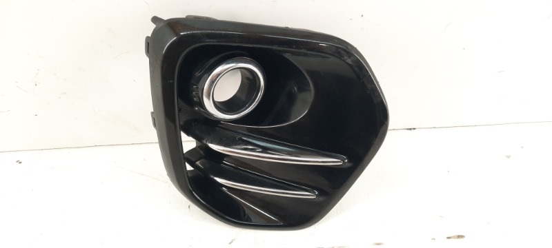 Рамка противотуманной фары правой