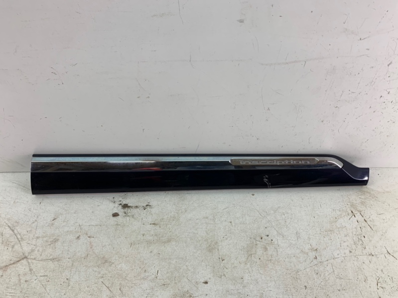 Накладка двери передней правой