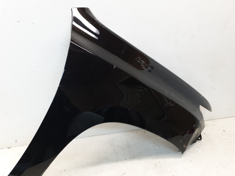 Крыло переднее правое