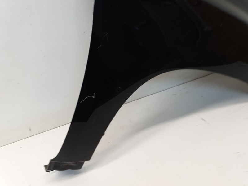 Крыло переднее правое