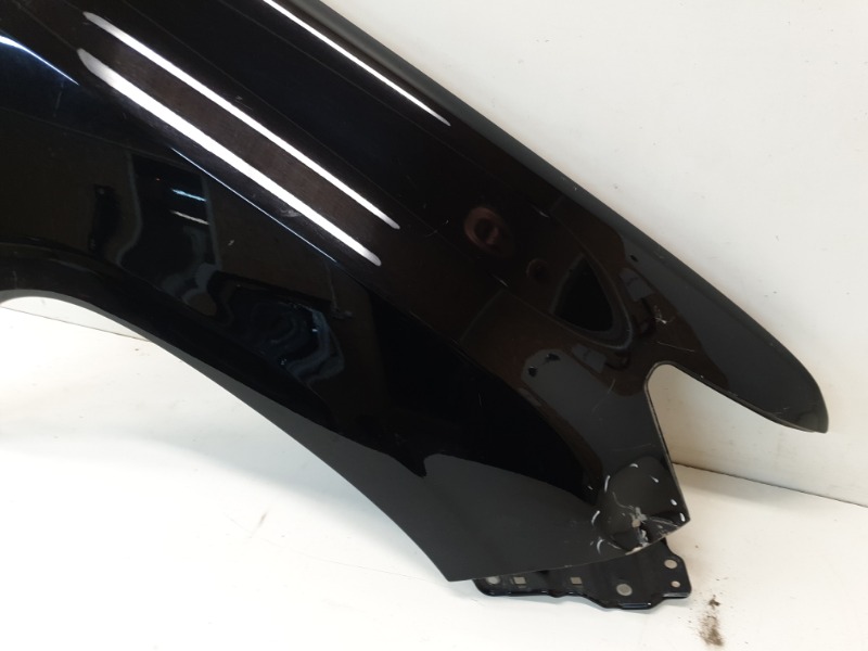 Крыло переднее правое