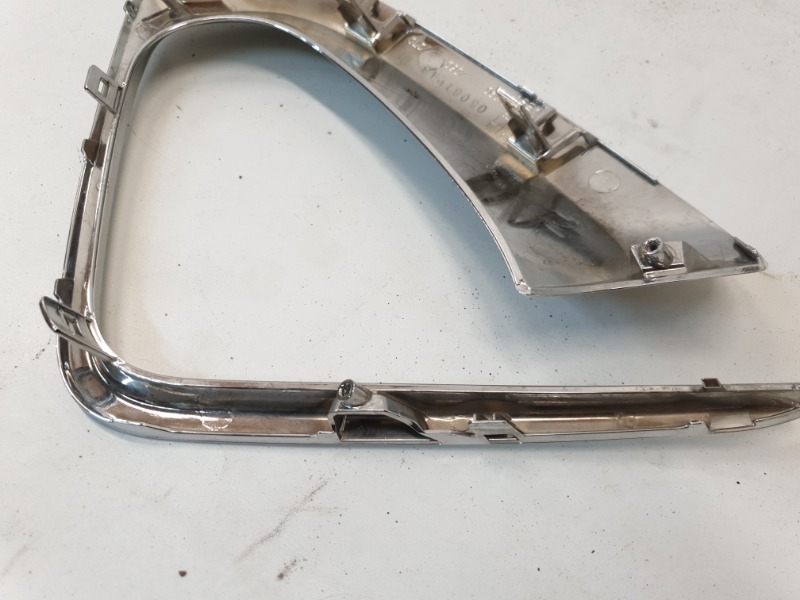 Рамка противотуманной фары правой