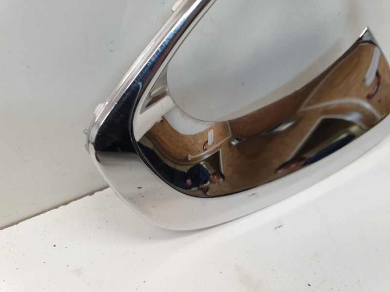 Рамка противотуманной фары правой