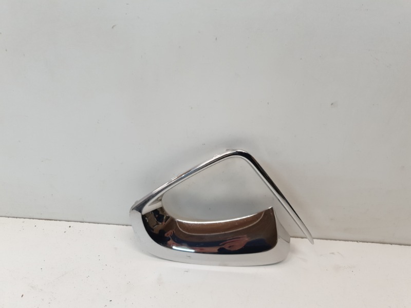 Рамка противотуманной фары правой