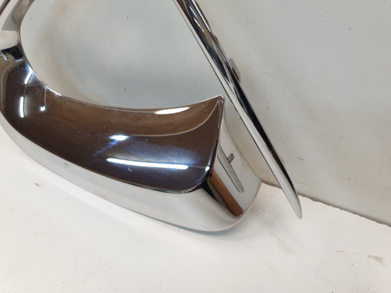 Рамка противотуманной фары правой