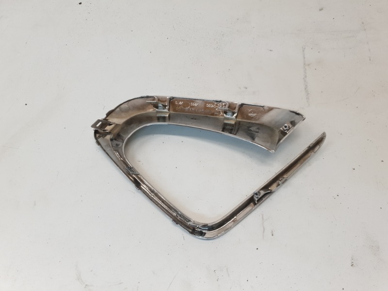 Рамка противотуманной фары правой