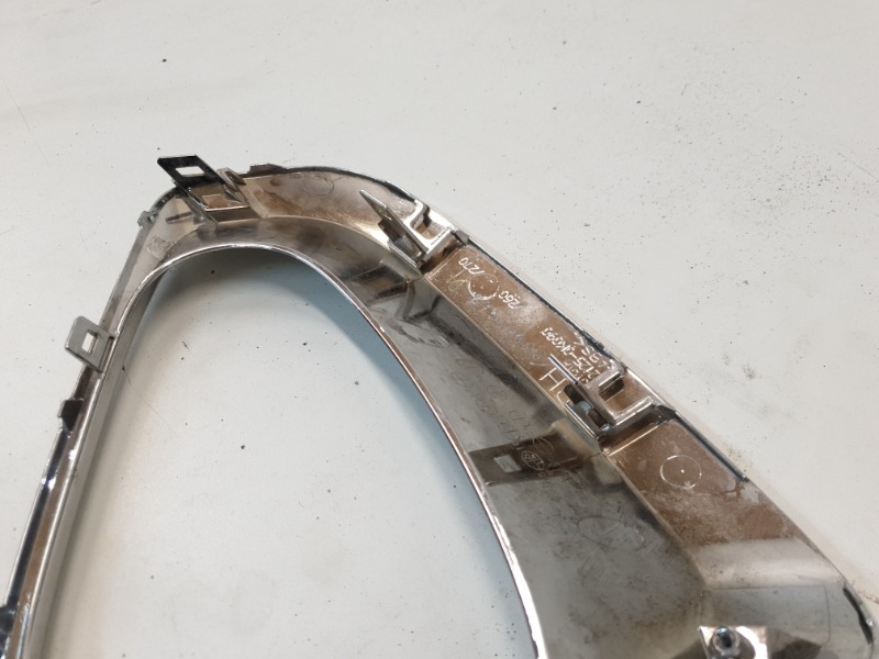 Рамка противотуманной фары правой