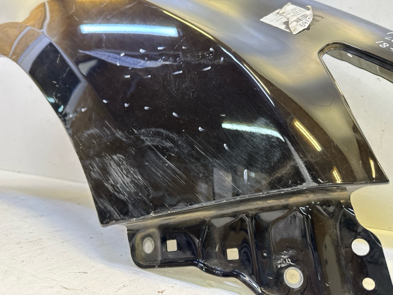 Крыло переднее правое