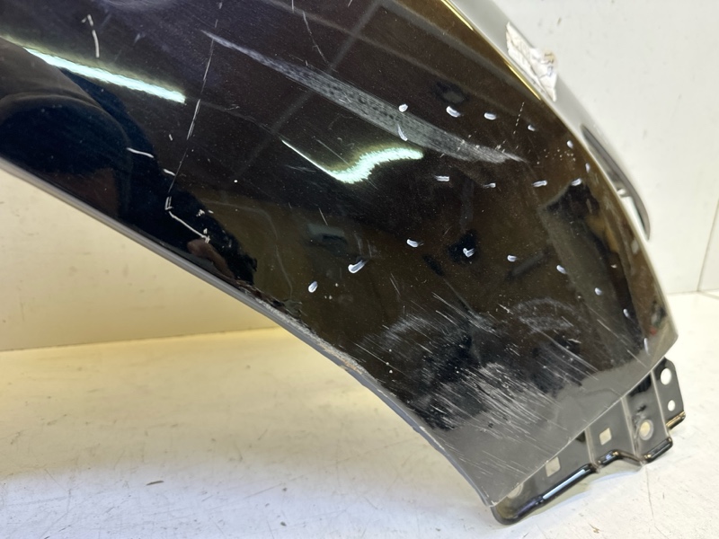 Крыло переднее правое