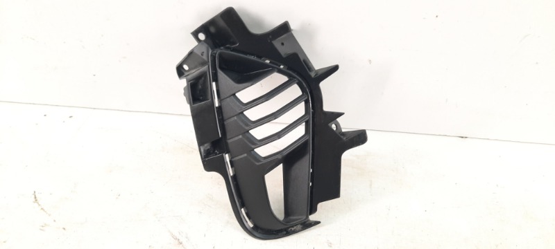 Рамка противотуманной фары правой