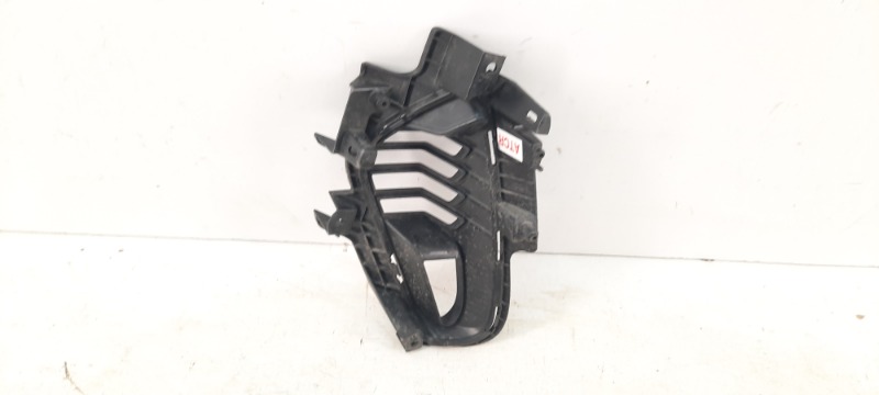 Рамка противотуманной фары правой