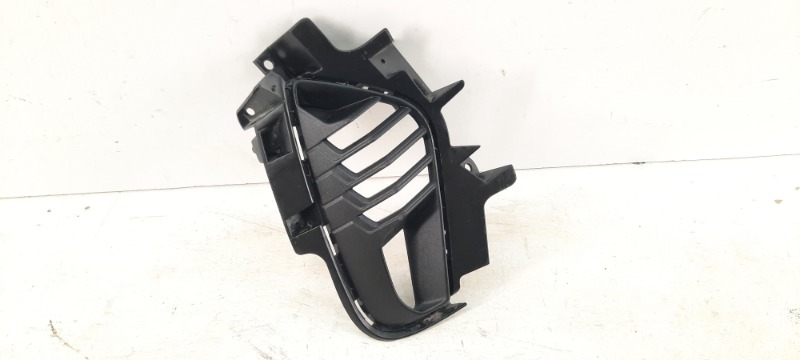 Рамка противотуманной фары правой