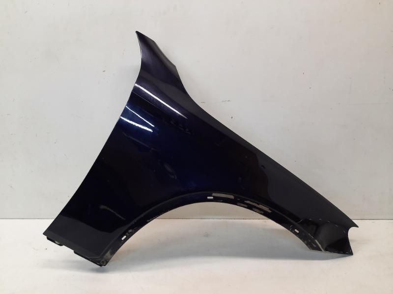 Крыло переднее правое