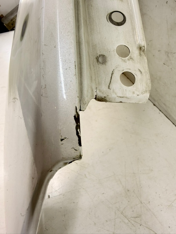 Крыло переднее правое