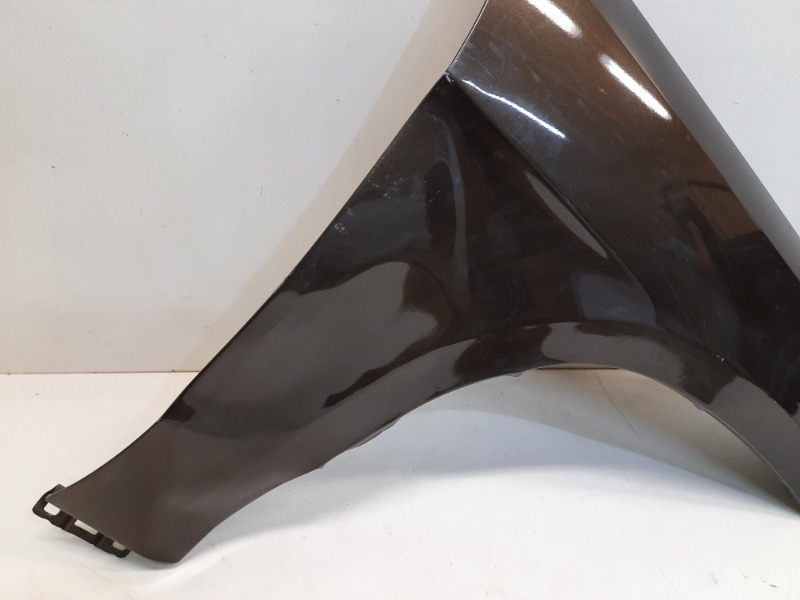 Крыло переднее правое