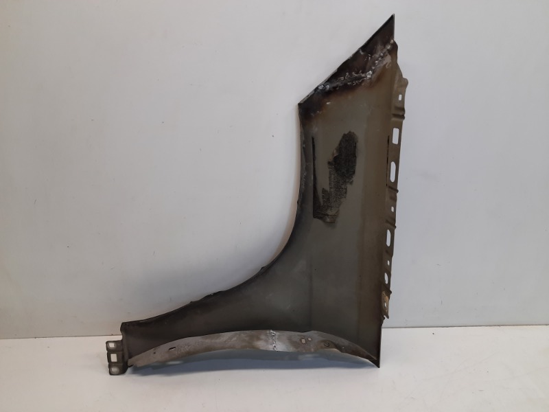 Крыло переднее правое