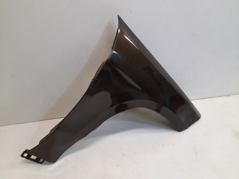 Крыло переднее правое