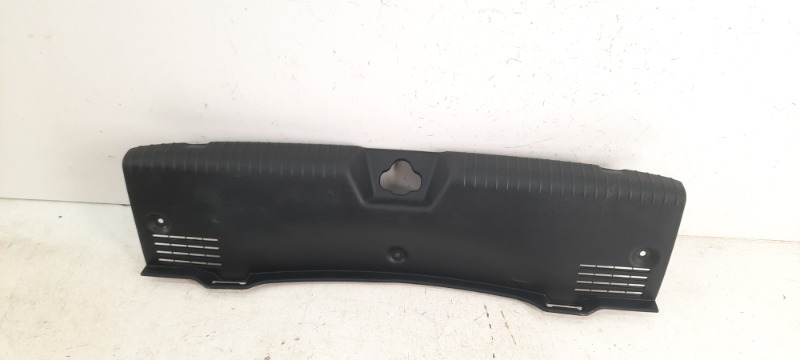 Кожух замка багажника