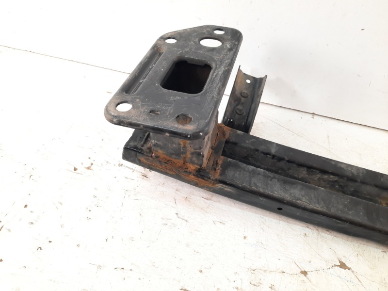 Усилитель переднего бампера