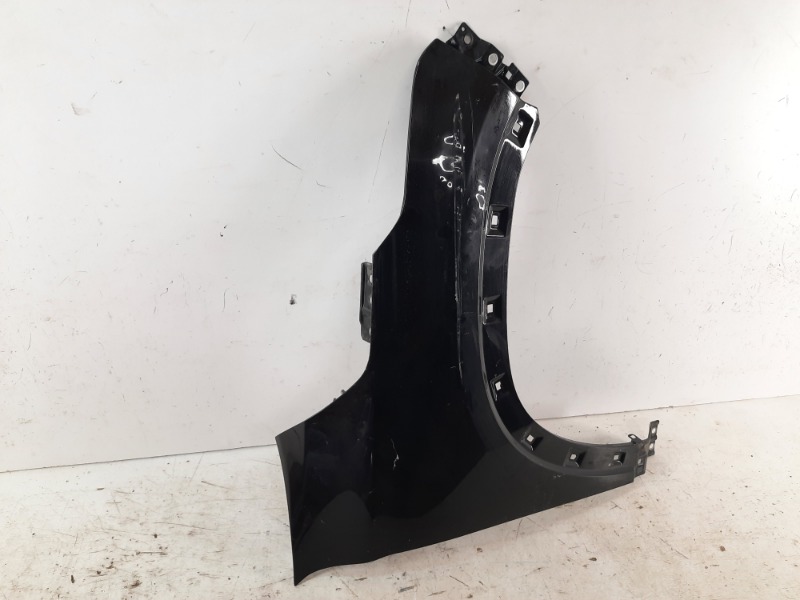 Крыло переднее правое