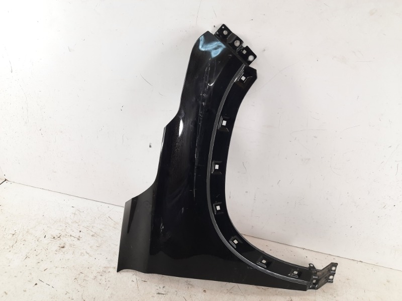 Крыло переднее правое