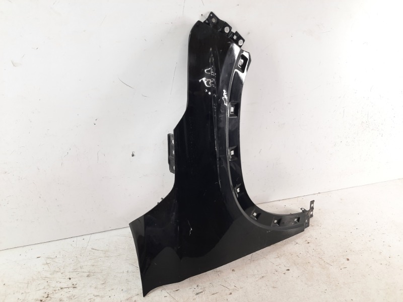 Крыло переднее правое