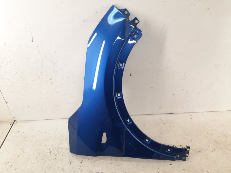 Крыло переднее правое