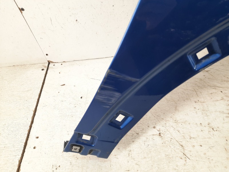 Крыло переднее правое