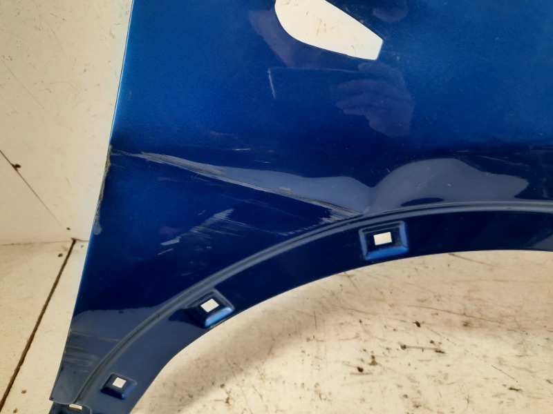 Крыло переднее правое