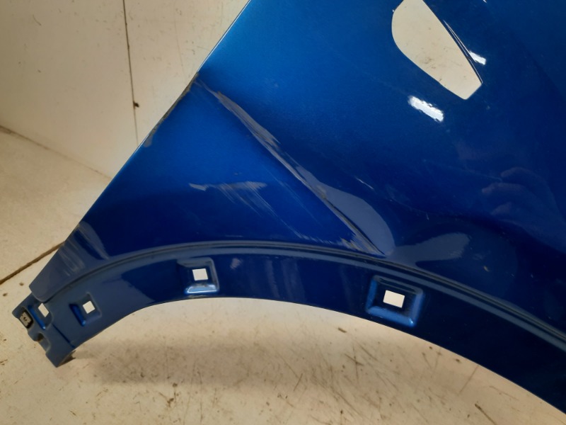 Крыло переднее правое