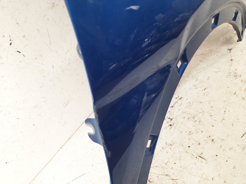 Крыло переднее правое