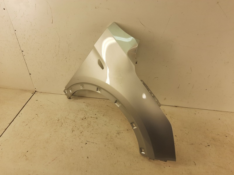 Крыло переднее правое