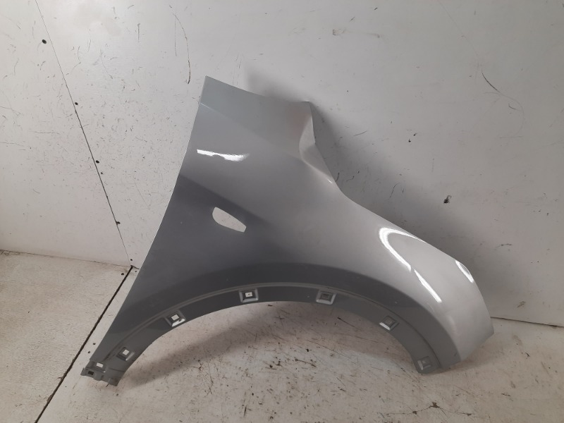 Крыло переднее правое