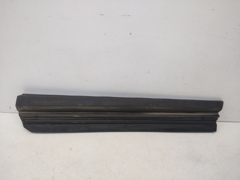 Накладка двери передней правой