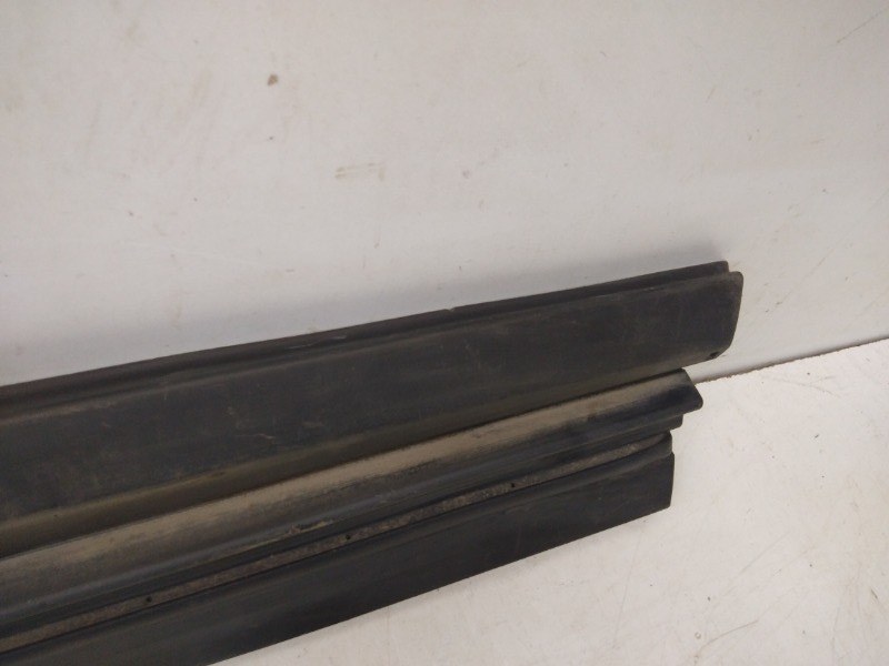 Накладка двери передней правой