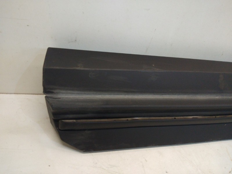 Накладка двери передней правой