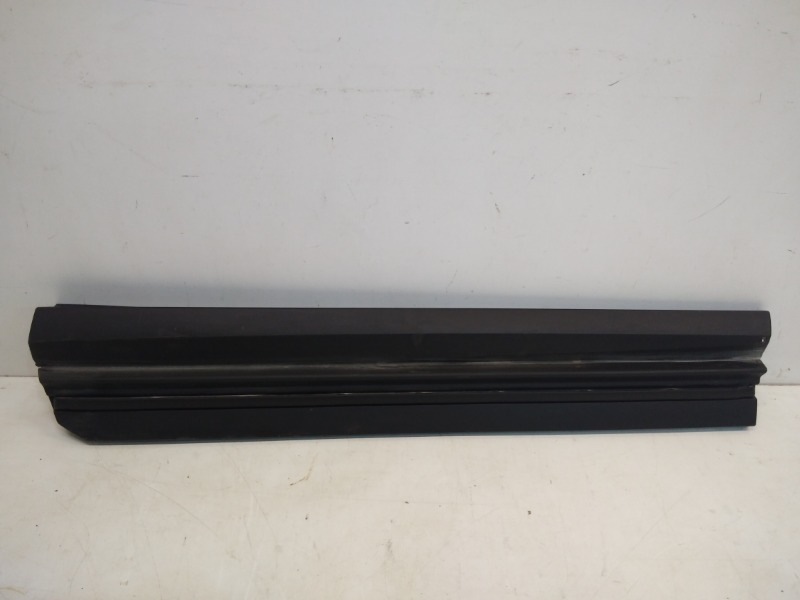 Накладка двери передней правой