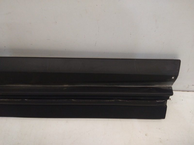 Накладка двери передней правой